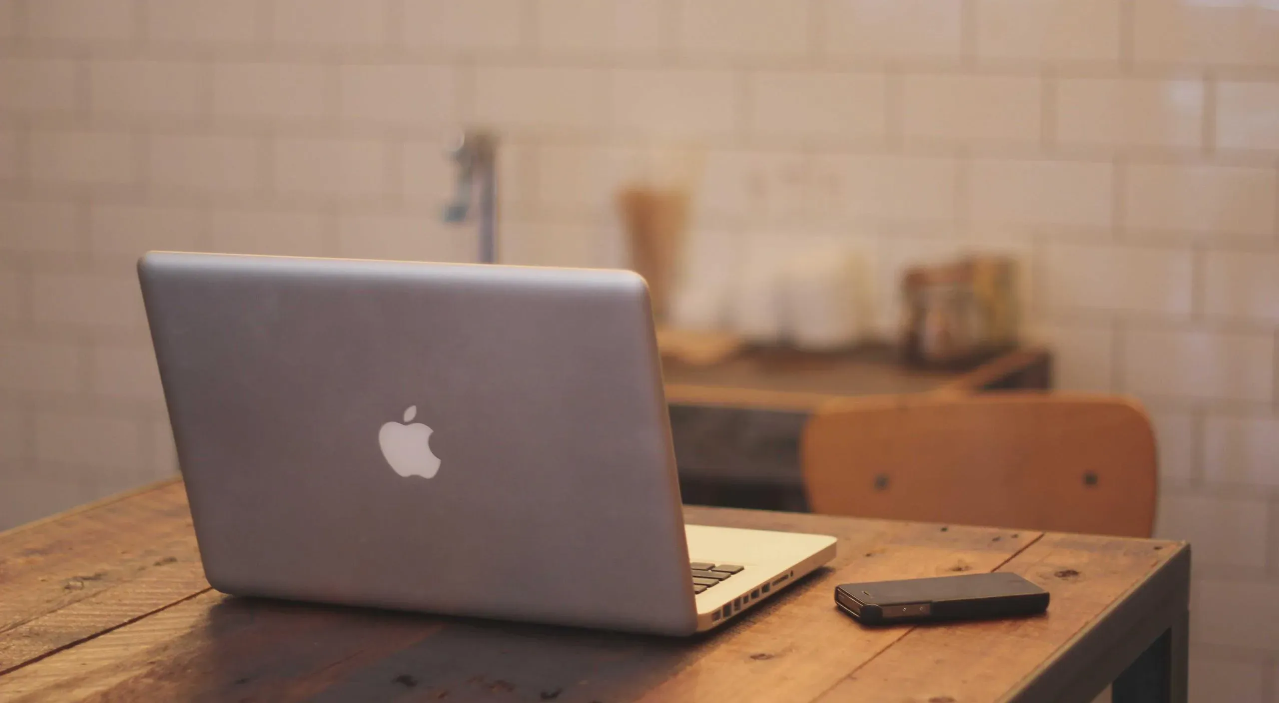 El espacio de trabajo: un portátil abierto sobre una mesa de madera